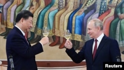 Presiden China Xi Jinping, kiri, dan Presiden Rusia Vladimir Putin menghadiri resepsi kenegaraan di Kremlin di Moskow, pada kunjungan Xi 21 Maret 2023 lalu. (Foto: Sputnik/Pavel Byrkin/Kremlin via Reuters) 