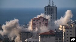 Lafimen gaye apre yon atak ayeryen Israelyen nan Gaza Siti, Mekredi 11 Oktob, 2023.