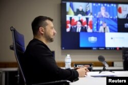 Ukrajinski predsednik Volodimir Zelenski virtuelno prisustvuje konferenciji lidera G7, u Kijevu, Ukrajina, 6. decembra 2023.