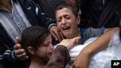 Palestinyen pote dey pou fanmi yo ki mouri nan bonbadman Izrayel fe nan Gaza, Madi 14 Nov. 2023.
