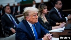 Mantan Presiden AS Donald Trump menghadiri persidangan kasus penipuan sipil yang melibatkan organisasinya di New York, pada 6 November 2023. (Foto: Jabin Botsford/Pool via Reuters)