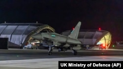 英國皇家空軍颱風戰機在完成襲擊胡塞武裝的行動後返回在塞浦路斯阿克羅蒂裡的英國皇家空軍基地。（2024年1月12日）