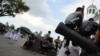 Anak-anak muda terlihat duduk di atas meriam berusia seabad di luar Museum Fatahillah, Jakarta. Belanda mengatakan akan menyerahkan kembali ratusan artefak era kolonial ke Indonesia dan Sri Lanka. (Foto: AFP/Romeo Gacad)