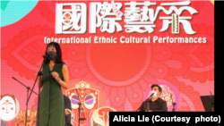 李雅詩博士親自表演推廣中東地區音樂。(圖片來源：中東學社臉書網頁)