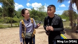 Seorang migran asal China yang mengenalkan dirinya sebagai Cong, berbicara dengan reporter VOA Mandarin's Calla Yu tentang keputusannya meninggalkan China ketika ia tiba di Lajas Blancas, provinsi Darien, Panama, pada 24 Februari 2024. (Foto: VOA Mandarin/Ning Lu)