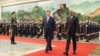Presiden Maladewa Mohamed Muizzu (kanan) dan Presiden China Xi Jinping dalam upacara penyambutan tamu negara di Balai Besar Rakyat China di Beijing, 10 Januari 2024. (CNS / AFP)