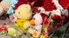 Flowers and teddy bears decorate the exterior of the Israeli Embassy in Baku, Azerbaijan, on Oct. 9, 2023. (Turkan Ayyublu/VOA)