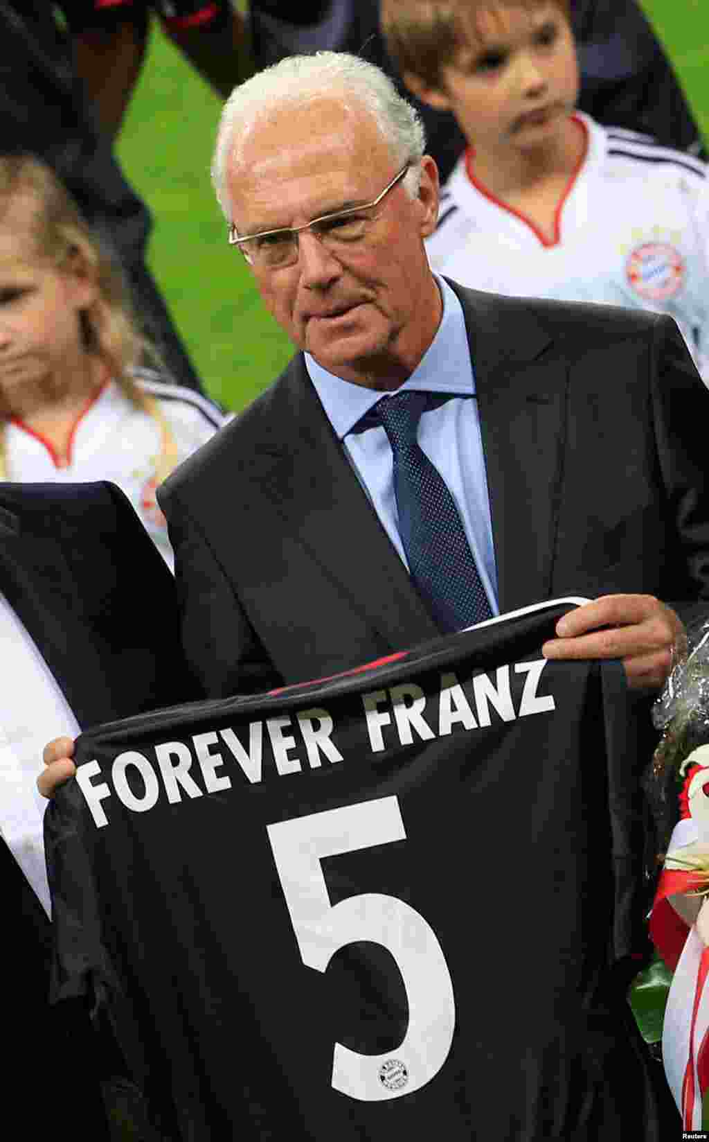 Bekenbauer sa dresom na kojem piše "Zauvek Franc) koji je dobio 2010. uoči prijateljskog duela Bajerna i madridskog Reala (Foto: REUTERS/Michaela Rehle)