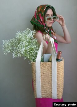 Tas koleksi Everina karya diaspora Indonesia, Emelie Conroy di Los Angeles (dok: Everina)