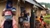 Warga mengantre untuk menerima vaksin Ebola di Beni, Kongo, 13 Juli 2019. Dokumen internal yang diperoleh AP menunjukkan WHO membayar $250 kepada setidaknya 104 perempuan Kongo yang mengalami pelecehan seksual. atau dieksploitasi oleh petugas tanggap wabah Ebola. (Foto: AP)