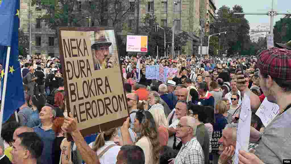 Osmi skup "Srbija protiv nasilja" ispred Skupštine Srbije, 24. juna 2023. (Foto: VOA/Rade Ranković)