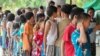 စစ်ကိုင်းတိုင်း ဆားလင်းကြီးမြို့နယ်အတွင်းက အလှူတခုမှာတန်းစီနေတဲ့ စစ်ဘေးရှောင်ကလေးငယ်များ