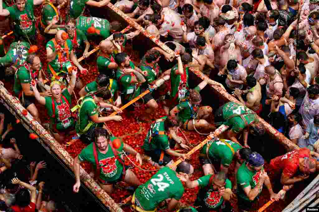 Participantes assistem ao festival anual de luta de comida “La Tomatina” em Bunol, perto de Valência, Espanha, 28 de agosto de 2024