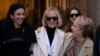 E. Jean Carroll (tengah) meninggalkan pengadilan federal di New York (26/1). Juri berikan kompensasi $83,3 juta bagi Carroll, yang mengatakan mantan Presiden AS Donald Trump merusak reputasinya dengan menyebutnya "pembohong", setelah ia menuduh Trump lakukan penyerangan seksual.