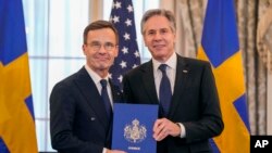 Menteri Luar Negeri Antony Blinken (kanan), berfoto bersama Perdana Menteri Swedia Ulf Kristersson di Ruang Benjamin Franklin, Departemen Luar Negeri AS di Washington, D.C., Kamis, 7 Maret 2024. (Foto AP/Jess Rapfogel)