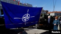 Bendera NATO di Vilnius, Lituania, 30 Maret 2019. (Foto: REUTERS/Ints Kalnins)