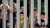 Sekitar 30 migran pencari suaka terjebak di tembok perbatasan yang dibangun Polandia di perbatasannya dengan Belarus untuk menghentikan tekanan migran besar-besaran, di Bialowieza, Polandia, Minggu, 28 Mei 2023.(AP/Agnieszka Sadowska)