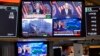 File - Ketua Bank Sentral AS, Jerome Powell muncul di beberapa layar televisi di lantai Bursa Efek New York (NYSE), 1 November 2023. Perekonomian global, yang terbukti tangguh tahun ini, diperkirakan akan goyah tahun depan di bawah tekanan perang dan inflasi.(AP/Richard Drew)