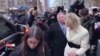 Trump Konparet Devan Tribinal Manhattan nan Kad yon Pwose Abi Seksyel