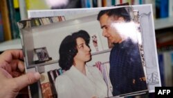 2023年12月5日，伊朗新聞記者塔吉·拉赫瑪尼展示妻子納爾吉斯·穆罕默迪的照片。納格斯·穆罕默德是伊朗人權運動人士、2023年諾貝爾和平獎得主。（法新社）