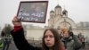 Thousands Defy Putin to Pay Respects to Navalny 