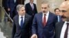 Menteri Luar Negeri AS Antony Blinken (kiri) berjalan beriringan dengan Menteri Luar Negeri Turki Hakan Fidan setelah melangsungkan pertemuan di Ankara, Turki, pada 6 November 2023. (Foto: Pool via AP/Jonathan Ernst)