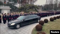 지난해 12월 27일 북한 노동당 중앙위원회 전원회의에 참석하는 최고위급 간부들이 메르세데스 벤츠 승용차를 타고 회의장에 도착하고 있다. 사진 = 조선중앙통신 영상 캡쳐.