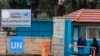 Warga Palestina berdiri di pintu masuk Universitas College for Educational Science kota Ramallah yang dikelola UNRWA di Tepi Barat, 29 Januari 2024. (Jaafar ASHTIYEH / AFP)