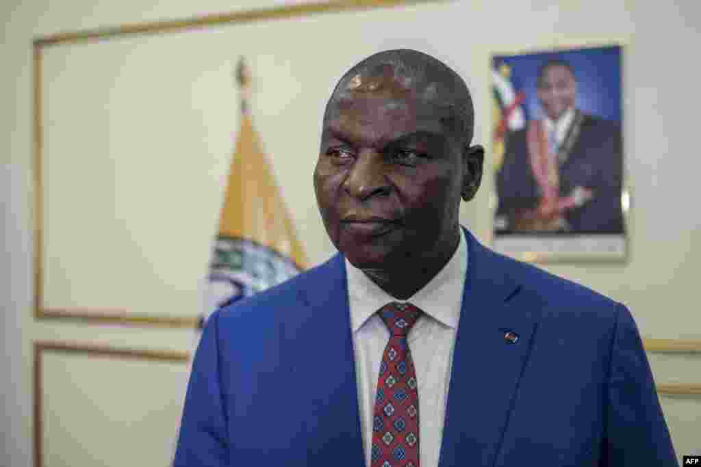 O Presidente da República Centro-Africana, Faustin Archange Touadera, não está no poder há tanto tempo, mas recentemente prolongou o mandato Presidencial de cinco para sete anos e eliminou o limite de dois mandatos para Presidentes. A oposição diz que Touadera criou uma presidência vitalícia para si mesmo.