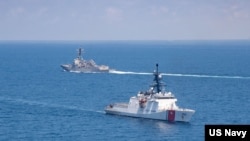 美國海軍公佈的圖片顯示美國海軍“基德”號阿利·伯克級導彈驅逐艦與美國海岸警衛隊“蒙羅”號傳奇級巡邏艦在當地時間2021年8月27日例行穿越台灣海峽的國際水域。