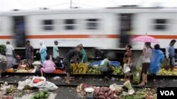 Arus urbanisasi membuat Jakarta semakin padat penduduk dan pasarpun makin melebar mendekati rel kereta api (foto:dok).