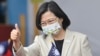 Presiden Taiwan Tsai Ing-wen mengacungkan jempolnya ketika tiba di upacara Hari Nasional Taiwan di Taipei, pada 10 Oktober 2022. (Foto: AFP/Sam Yeh)