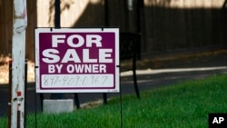 Tanda "dijual" dipasang di luar sebuah rumah di Northbrook, Illinois, 21 September 2022. Dana Moneter Internasional memangkas proyeksi pertumbuhan ekonomi untuk 2023 menjadi 2.7%.
