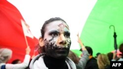Iran menayangkan video yang menunjukkan dua WN Prancis yang ditangkap karena melakukan aksi mata-mata di tengah protes yang sedang berlangsung di negara itu menyusul kematian perempuan berusia 22 tahun dalam tahanan polisi moral. (Foto: Ilustrasi/Reuters)