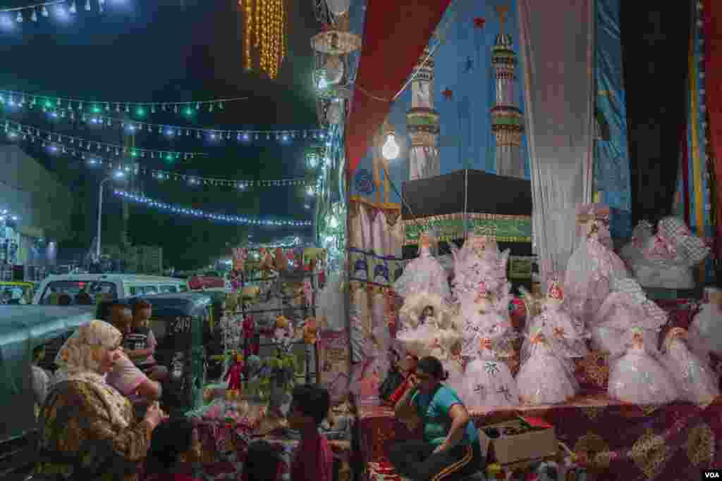Shopkeepers say rising prices for holiday luxuries have led to falling profits in Cairo on Oct. 8. (Hamada Elrasam/VOA)