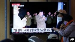 지난 13일 한국 서울역 내 TV에서 북한 미사일 발사 뉴스가 방송되고 있다. 화면 속 가운데 인물은 김정은 북한 국무위원장. (자료사진)