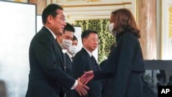 카멀라 해리스(오른쪽) 미 부통령이 27일 도쿄에서 아베 신조 전 일본 총리 국장 진행 중 기시다 후미오 총리와 악수하고 있다. 