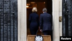 Britanska premijerka Liz Tras sa svojim suprugom Hjuom O'Lerijem ulazi u rezidenciju u Dauning ulici broj 10, u Londonu, 20. oktobra 2022.
