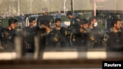 Polisi anti huru-hara Iran melakukan pengamanan di sebuah jalan di Teheran pasca kematian Mahsa Amini (foto: dok).