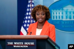 Sekretaris pers Gedung Putih Karine Jean-Pierre berbicara dalam pengarahan harian di Gedung Putih di Washington, Selasa, 25 Oktober 2022. (AP/Susan Walsh)