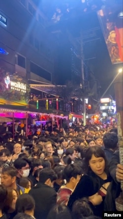 2022年10月29日，在韩国首尔的万圣节庆祝活动上，可以看到拥挤的人群。这张截图来自一段社交媒体视频。