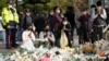 韩国民众为首尔踩踏惨案死难者祈祷。（2022年11月1日） 