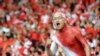 Suporter Indonesia meneriakkan yel-yel menjelang final kedua AFF Suzuki Cup 2010 di Jakarta pada 29 Desember 2010. Malaysia keluar sebagai juara AFF Suzuki Cup 2010. (Foto: AFP/Adek Berry)
