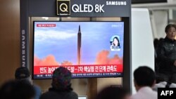6일 한국 서울역 이용객들이 북한 미사일 발사 뉴스를 시청하고 있다. 