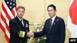 Panglima Komando Indo-Pasifik Amerika Serikat (AS) Laksamana John Aquilino saat bertemu dengan Perdana Menteri Jepang Fumio Kishida tahun lalu di Tokyo, 4 Oktober 2022. (Foto: Jiji Press/AFP)