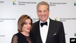 Ketua DPR AS Nancy Pelosi dan suaminya, Paul Pelosi dalam sebuah acara di Washington, 7 Desember 2019. (Foto: Kevin Wolf/AP Photo)