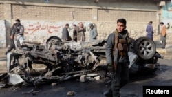 Seorang petugas polisi Afghanistan berjaga-jaga di lokasi ledakan bom di Kabul, Afghanistan 10 Januari 2021. (Foto: REUTERS/Omar Sobhani)