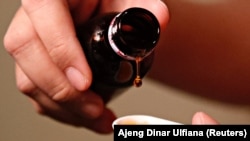 Obat batuk sirop,19 Oktober 2022. (Foto: REUTERS/Ajeng Dinar Ulfiana)