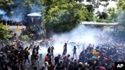 斯里兰卡警方向冲击总理办公室的抗议人士发射催泪瓦斯以驱散抗议人士（2022年7月13日）