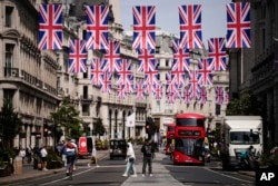 FILE - Distrik perbelanjaan Regent Street berhias bendera Inggris di London, Rabu, 18 Mei 2022. (AP/Matt Dunham, File)